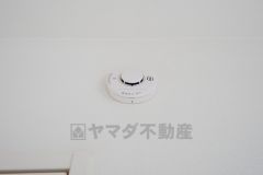 火災発生をいち早く知らせてくれる火災報知器は標準装備です。