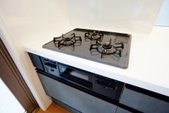 3種類の料理が同時に調理できる、3口ガスコンロ。忙しい夕食の支度時間が短縮できて効率よくお料理が楽しめます。
