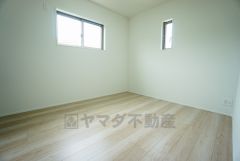 暖かい日差しが差し込む洋室。たっぷり収納できるクローゼット付きでお部屋の中をすっきりと快適に保てます。