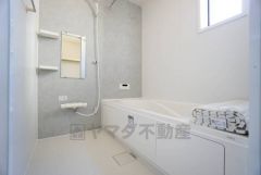 1日の疲れを癒すくつろぎのバスルーム。足を伸ばしてもゆったりと入れるサイズです。お子様と一緒にお風呂に入っても狭くないですね^^