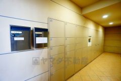 不在時でも荷物が受け取れる宅配ボックス完備。共働きの家庭や外出の多い方に便利。お子様の留守番中も安心ですね＾＾