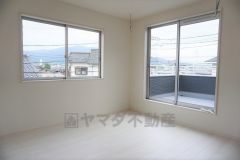 同仕様写真。寛ぎの時間を紡ぎだす主寝室は、大型ベッドを置いても余裕の広さを確保しています。