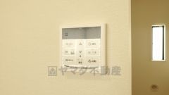 キッチン横からお湯張り、追い炊き、足し湯がボタン一つで楽々操作できる給湯機リモコンです。忙しい夕飯準備の時間帯に重宝しますね。