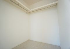 同仕様写真。収納力豊富なウォークインクローゼット。洋服や小物などを1箇所にまとめて美しい収納を実現します。スーツケースのような大型の荷物も置けます＾＾