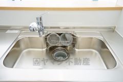 広々としたステンレスシンクには、洗剤やスポンジを収納出来るラック付き。広さも確保しているので、大きなお鍋も洗いやすいです。