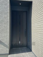 家の顔となる玄関扉がかっこいいと、たくさんの人を招き入れたくなりますね＾＾かざすだけで開閉できる、タッチキー採用の玄関。お買い物帰りで、両手がふさがってきても簡単に中に入れます＾＾