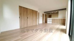 対面式キッチンを中心としたリビングダイニングで家族の会話が弾みそうです。