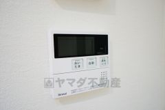 キッチン横からお湯張り、追い炊き、足し湯がボタン一つで楽々操作できる給湯機リモコンです。忙しい夕飯準備の時間帯に重宝しますね。