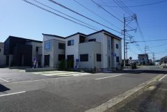 広々した前面道路は、交通量も少なく小さなお子様も安心。