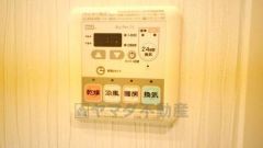 雨の日の洗濯も安心できる浴室暖房乾燥機付き浴室。リモコンで操作もボタン1つで簡単。