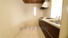 リビングにいるお子様を見守りながらお料理ができる対面キッチン。カウンタートップの汚れもサッと拭き取ることができ、お掃除ラクラク＾＾