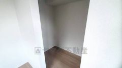 収納力豊富なウォークインクローゼット。洋服や小物などを1箇所にまとめて美しい収納を実現します。スーツケースのような大型の荷物も置けます＾＾