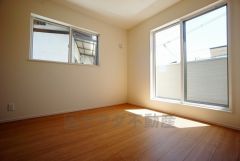 同仕様写真。ご夫婦お二人のプライベートシーンを演出する寝室は、大容量のウォークインクローゼット付き。