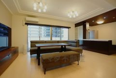 大きな窓のあるリビングは、陽光あふれる明るい空間です。居心地良く、ご家族皆がゆったり寛げる憩いの空間となりそうです。