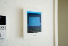 防犯性、セキュリティ対策に安心できるテレビモニター付きインターフォンです。セールスマン対策にもなり安心できます。