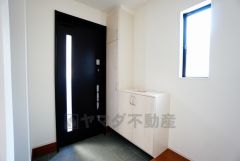 同仕様写真。採光も考えられた明るい玄関です。