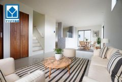 家具はイメージです。大きな窓のあるリビングは、陽光あふれる明るい空間です。居心地良く、ご家族皆がゆったり寛げる憩いの空間となりそうです。