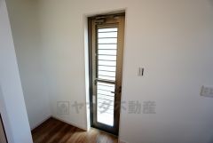 同仕様写真。勝手口付きキッチン。においがこもりやすいキッチンの換気にも役立ちます。ごみの仮置きにもなり、便利です＾＾