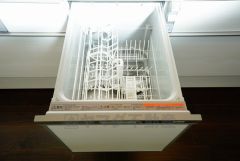 食事の後の手間を解消する食器洗い乾燥機付。冬場の洗い物で手荒れの悩みもなくなります。