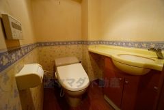壁リモコンタイプのウォシュレット付き。ゆとりのある広さで、トイレ奥の掃除もしやすいです。手洗い付き。