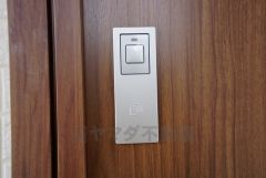 かざすだけで開閉できる、タッチキー採用の玄関。お買い物帰りで、両手がふさがってきても簡単に中に入れます＾＾