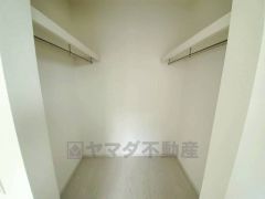 収納力豊富なウォークインクローゼット。洋服や小物などを1箇所にまとめて美しい収納を実現します。スーツケースのような大型の荷物も置けます＾＾