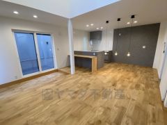 大きな窓のあるリビングは、陽光あふれる明るい空間です。居心地良く、ご家族皆がゆったり寛げる憩いの空間となりそうです。