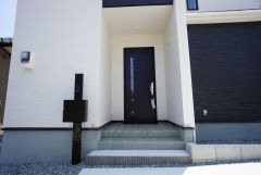 家の顔となる玄関扉がかっこいいと、たくさんの人を招き入れたくなりますね＾＾ 奥まって設置されており、雨にも濡れにくくなっています。