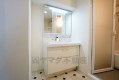 三面鏡つき洗面台。鏡裏にたっぷりとした収納スペースがあります。鏡を閉めてしまえば小物は見えないため、スッキリとした印象の洗面台にできます。