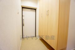 壁一面に設けた大容量のシューズクローゼットは実用性と機能性を兼ね備えています。急な来客でも、いつも整頓された玄関でお出迎えができます。