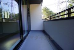 陽当たりの良いバルコニーです。お洗濯やお布団干しはもちろん、日光浴スペースにも。足元は防水工事施工済です。