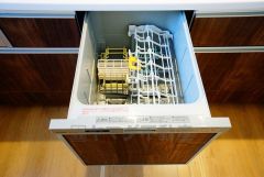 食後の時間にゆとりを与えてくれる食器洗い乾燥機。操作ボタンも上面にあるので、腰をかがめずに操作が楽々。