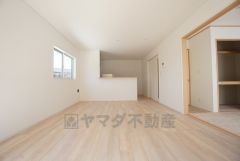 リビングは広々とした設計で、家族が集い、寛ぐ暮らしの空間を演出しています。