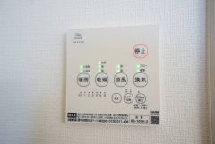 浴室暖房乾燥機付き。天候に左右されず、いつでも好きなときに洗濯物を干せるので、仕事や家事で忙しい方に重宝します。
