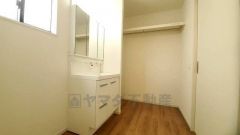 三面鏡つき洗面台。鏡裏にたっぷりとした収納スペースがあります。鏡を閉めてしまえば小物は見えないため、スッキリとした印象の洗面台にできます。