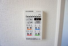 浴室暖房乾燥機付き。天候に左右されず、いつでも好きなときに洗濯物を干せるので、仕事や家事で忙しい方に重宝します。