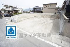 最寄りバス停まで徒歩約2分。コンビ二にまで徒歩10分。敷地面積広々50坪以上＾＾