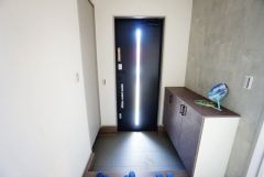 たっぷり収納できるシューズボックスです。家族全員の靴がきれいに整頓できます。棚の上にお花や写真を飾っても良いですね。
