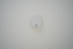 同仕様写真。火災報知器が設置されていることで、火災の発生をいち早く感知し、就寝中や留守中でも素早く危険を知らせてくれるため、家族の安全を確保し被害を最小限に抑えられます。