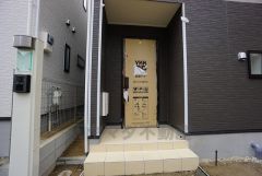家の顔となる玄関扉がかっこいいと、たくさんの人を招き入れたくなりますね＾＾ 奥まって設置されており、雨にも濡れにくくなっています。