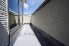 同仕様写真。陽当たり、風通し良好なバルコニー＾＾天気のいい日にはお布団もまとめて干せそうですね＾＾