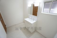 同仕様写真。三面鏡つき洗面台。鏡裏にたっぷりとした収納スペースがあります。鏡を閉めてしまえば小物は見えないため、スッキリとした印象の洗面台にできます。