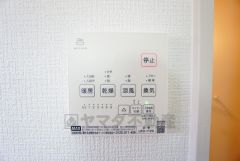 浴室暖房乾燥機付き。天候に左右されず、いつでも好きなときに洗濯物を干せるので、仕事や家事で忙しい方に重宝します。