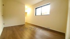 住む人のこだわりを活かす洋室。日当たりがよく、寝室としての利用もおすすめ。広めのクローゼットには荷物をすっきり片付けられ、ゆとりのある暮らしが出来ます＾＾