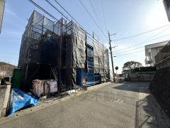 現地（2026年3月26日）撮影。大型車の通行が少なく、騒音や振動が少ないので静かで快適な生活を送れます。落ち着いた住宅地内で快適な生活を実現してみませんか。