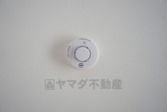 火災による煙や熱を感知して、警報音やブザー等で火災の発生を知らせてくれる火災警報器。