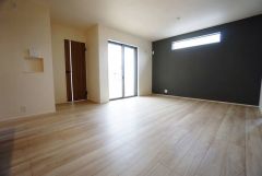 大きな窓のあるリビングは、陽光あふれる明るい空間です。居心地良く、ご家族皆がゆったり寛げる憩いの空間となりそうです。