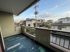 家族全員分の布団もゆったり並べられる広々バルコニー。お洗濯物も気持ちよく干せそうです。日光浴をしたり、星を眺めたりも良いですね^^