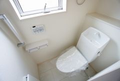 同仕様写真。温水、暖房、ウォシュレット付の高機能トイレです。もちろん各階にトイレがあるので、忙しい朝の混雑を避けることが出来ます。