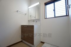 同仕様写真。三面鏡つき洗面台。収納も一体型になっているので、ドライヤーやヘアアイロンの置き場に困りません。